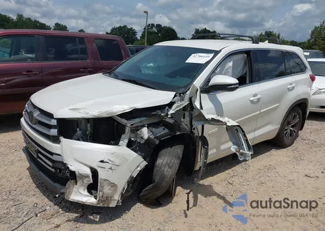 2018 Toyota Highlander Le Plus z USA, uszkodzony, nr VIN 5TDBZRFH8JS844513